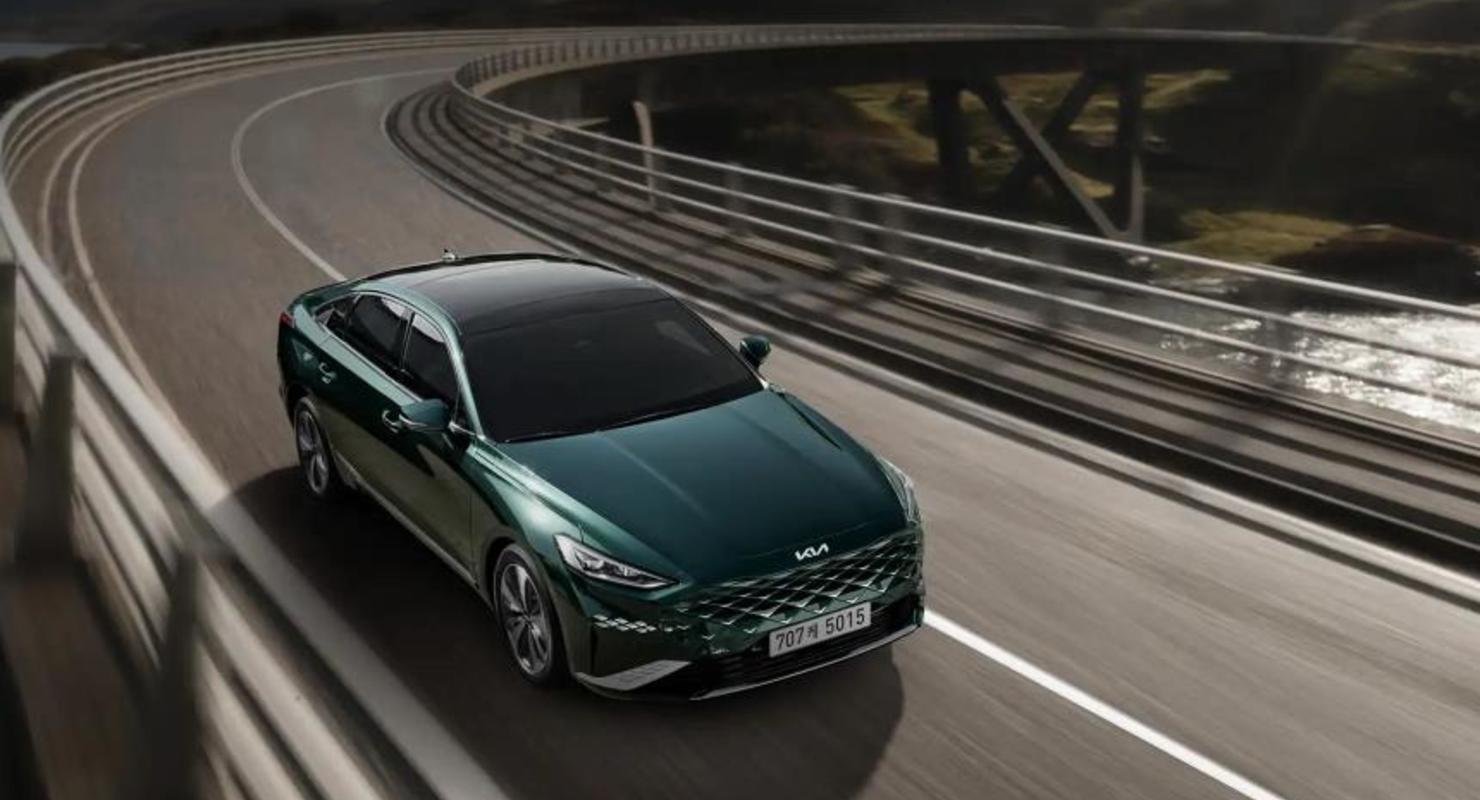 У Kia появился пятиметровый седан с расходом топлива 5,6 литра на 100 км