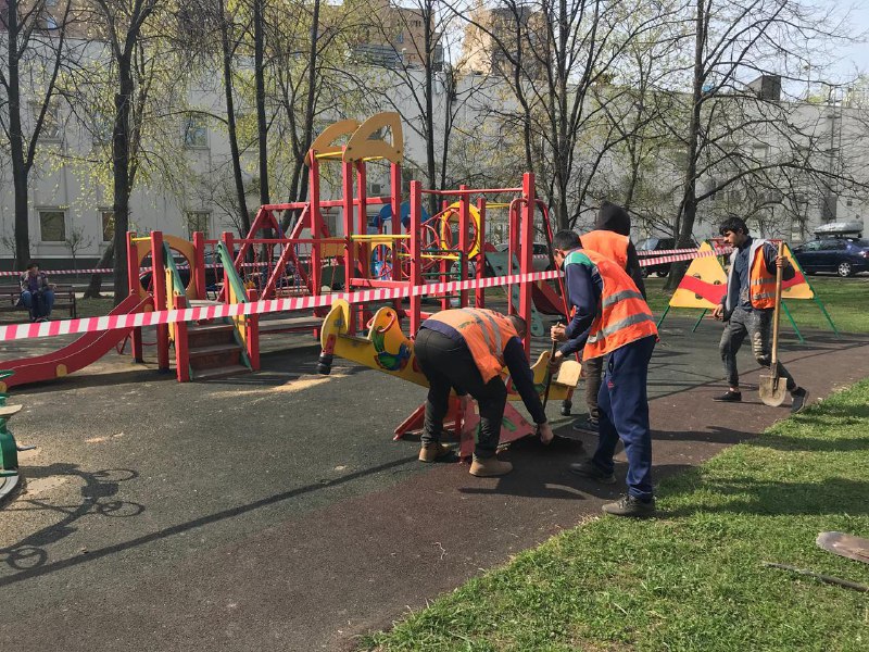 Закрывают площадки. Демонтаж детской площадки. Детские площадки демонтируют. Детская площадка на авангардной улице. Детская площадка демонтаж.