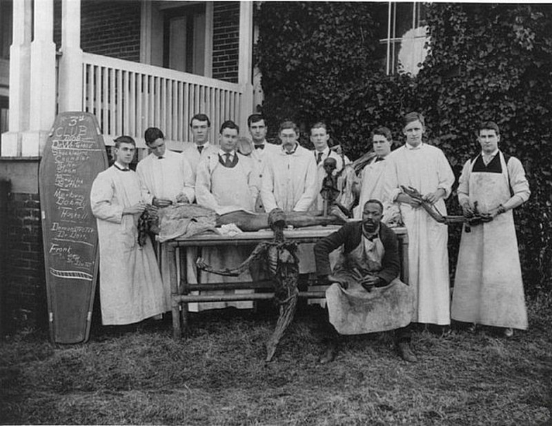 2. Студенты медицинской школы позируют. 1909. 20 век, история, фотография