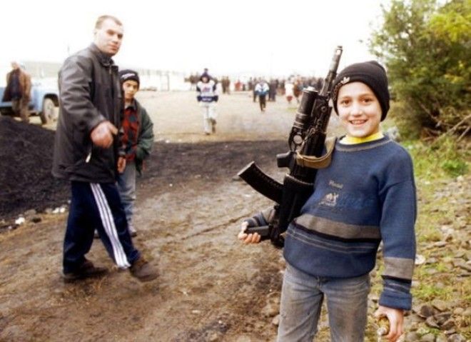 Чеченский мальчик с автоматом в лагере для беженцев. Ингушетия история, события, фото