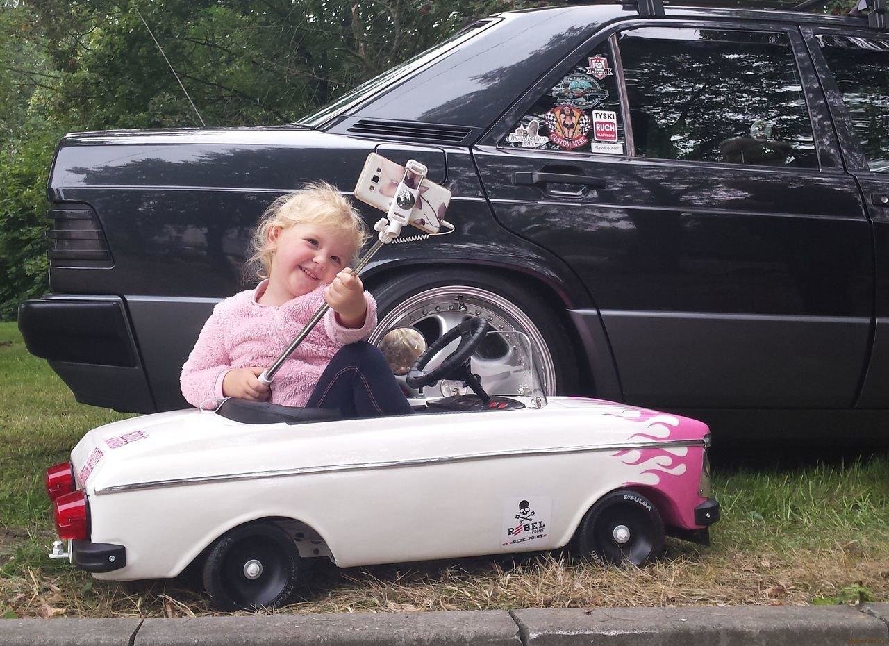 Отец превратил педальный «Москвич» в крутой хот-род для своей дочери авто