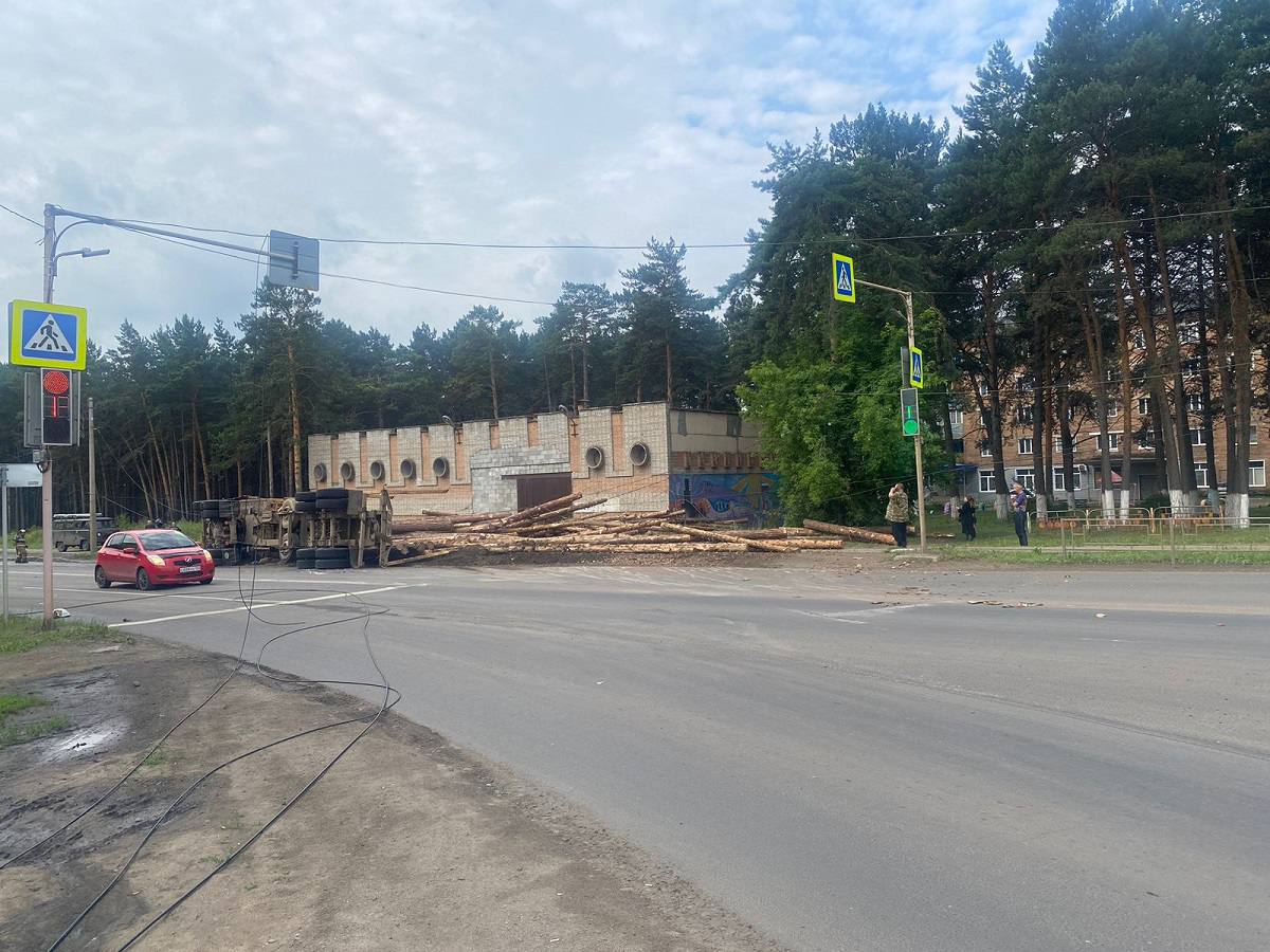 В Красноярском крае лесовоз растерял брёвна в центре Канска