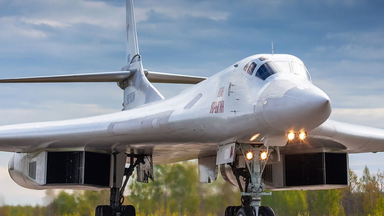 Чемезов сообщил о передаче на летные испытания двух модернизированных Ту-160М