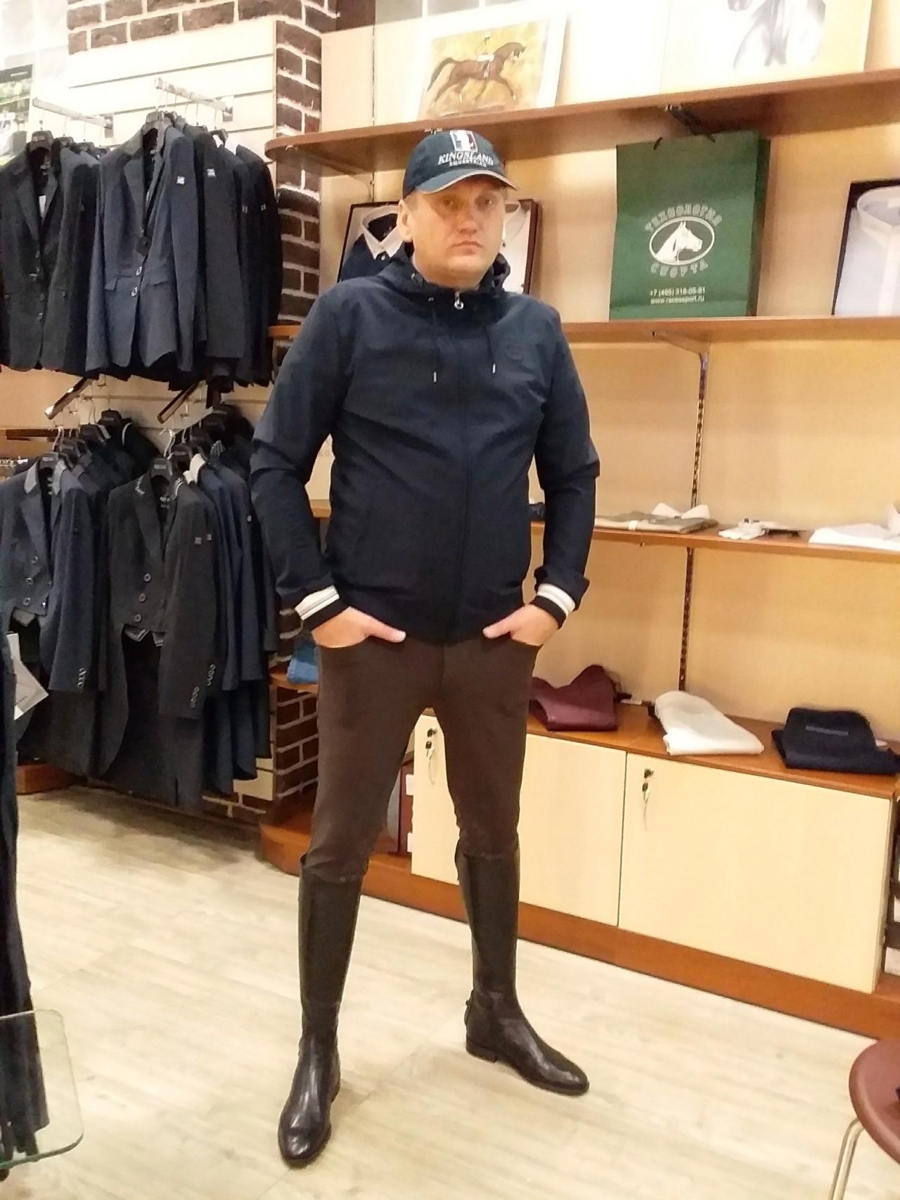 Зашел и вышел. Мужчина в роскошных сапогах угнал новейший BMW X7 в Мытищах