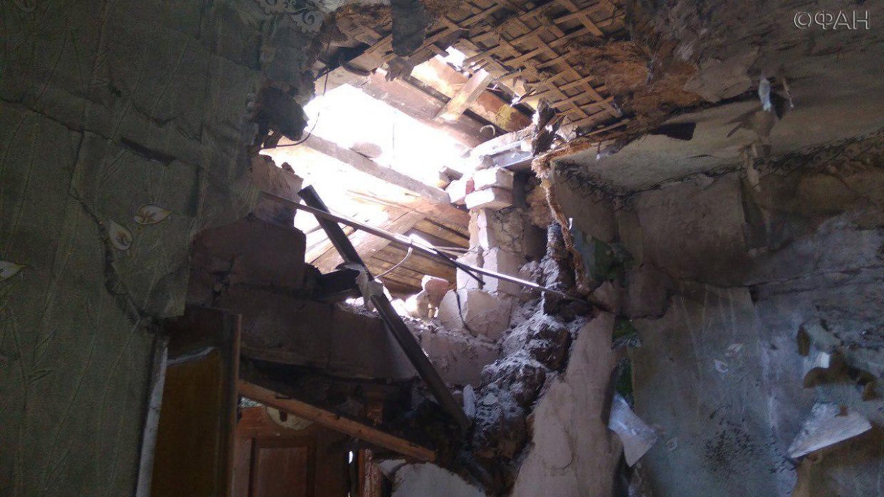 Донбасс сегодня: в ДНР гибнут люди и горят школы, «Азов» обложил данью село под Горловкой