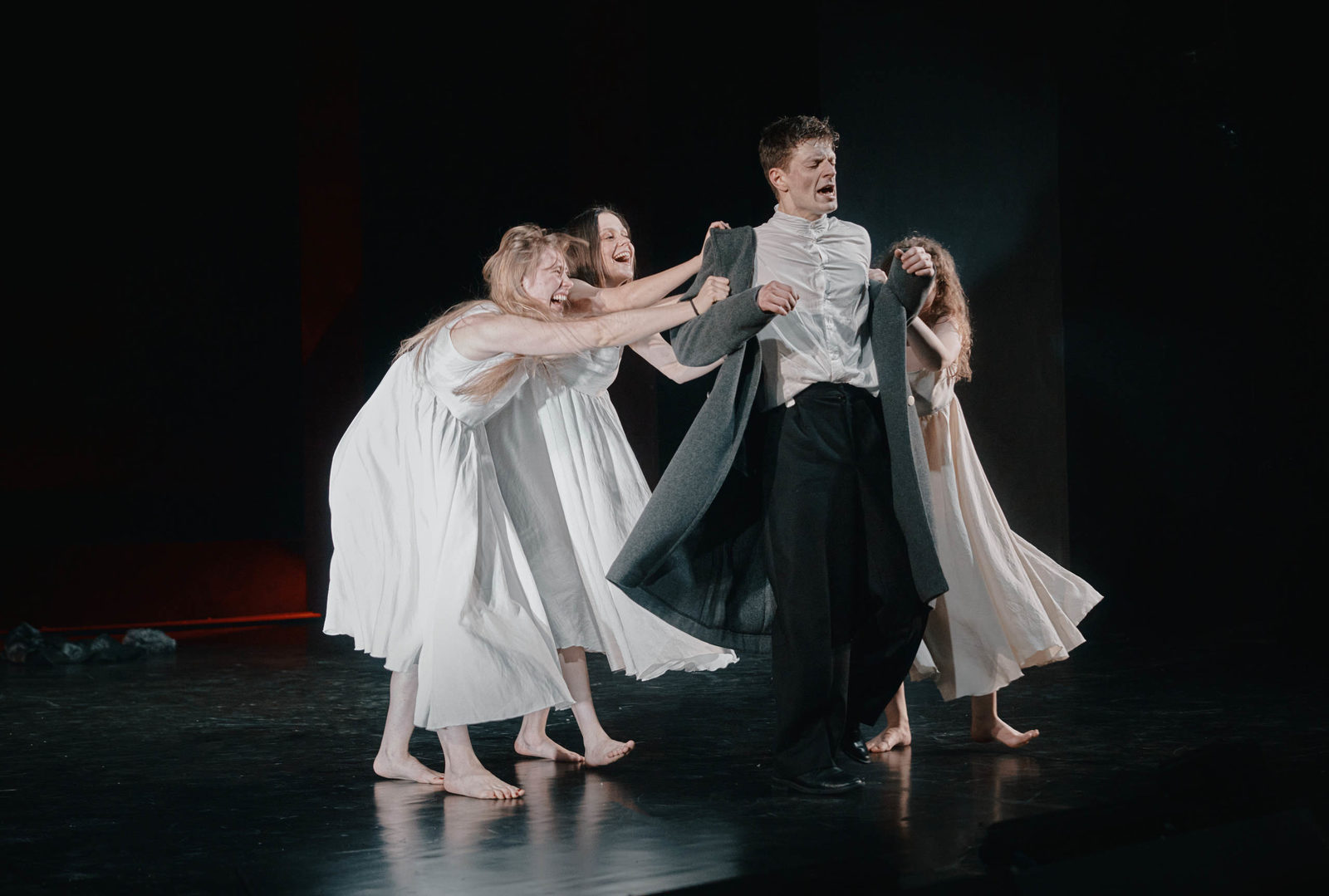 Олег Долин поставил «Капитанскую дочку» в Театре Пушкина Олег Долин поставил «Капитанскую дочку» в Театре Пушкина