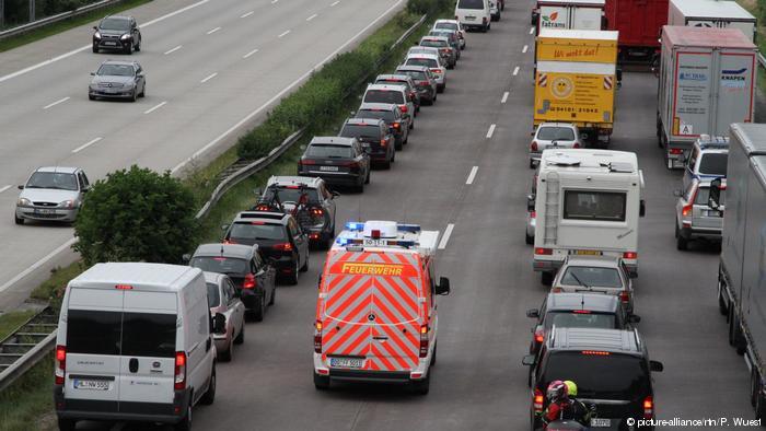 Полиция Германии оштрафовала на 23 тысячи евро не создавших спасательный коридор водителей Полиция, Германия, Дорожная пробка, Штраф