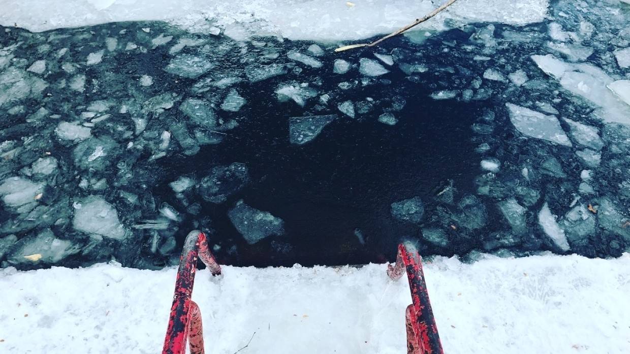 Вице-мэр Новосибирска Терешкова объяснила валяние в снегу в одном купальнике