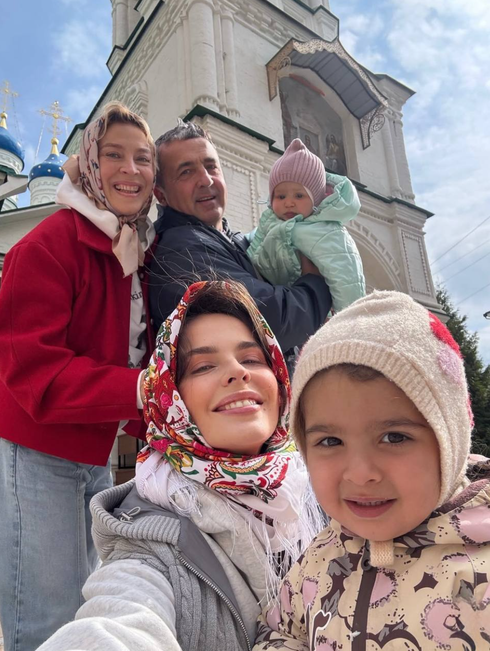 Киркоров с куличом за 100 тысяч рублей, Екатерина Стриженова с внуками: как звезды отметили Пасху-2026 праздник, Пусть, чтобы, Стриженова, Татьяна, Песков, дочери, подписала, сердца, кулича, Навка, телеведущая, 58летний, посетили, Екатерины, звезда, Филипп, службу, Ксении, соцсетях