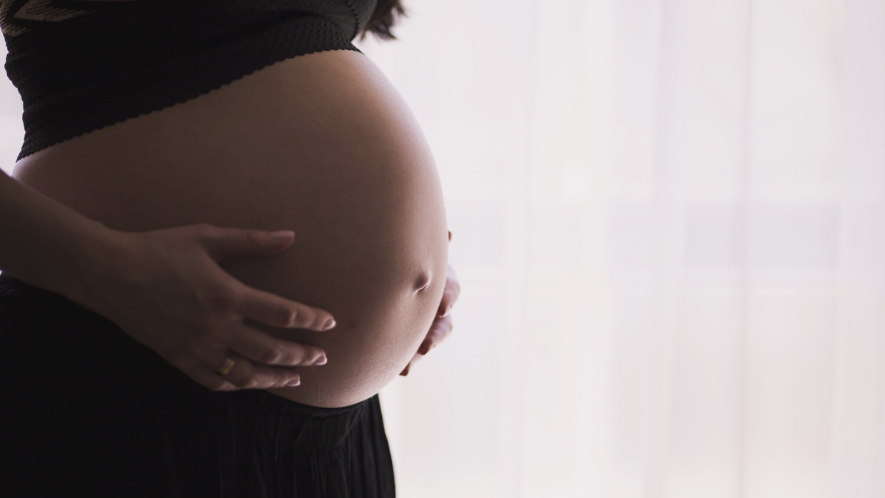 Минздрав предупредил беременных о риске преждевременных родов из-за коронавируса