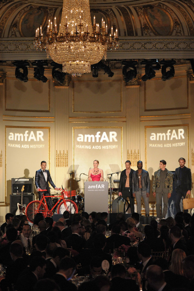 В розовом цвете: Ума Турман на красной дорожке гала-вечера «amfAR 2013»