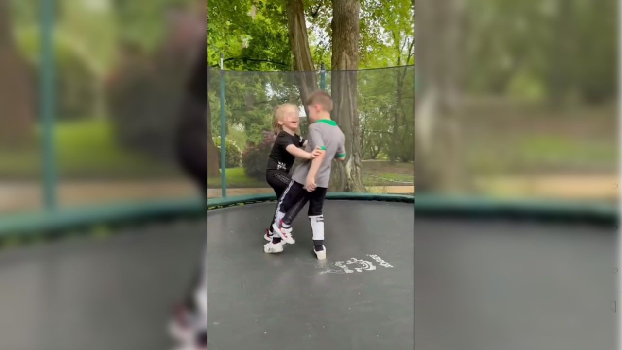 Шоумен Максим Галкин показал детей за игрой с батутом Шоумен Максим Галкин показал детей за игрой с батутом Шоу-бизнес