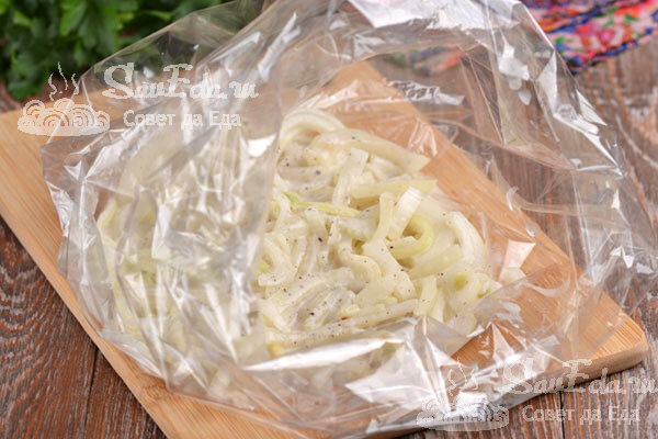 Это один из моих любимых способом приготовления курицы в духовке. Минимум продуктов, а результат просто замечательный. Курица получается невероятно нежная, просто тает во рту.-7