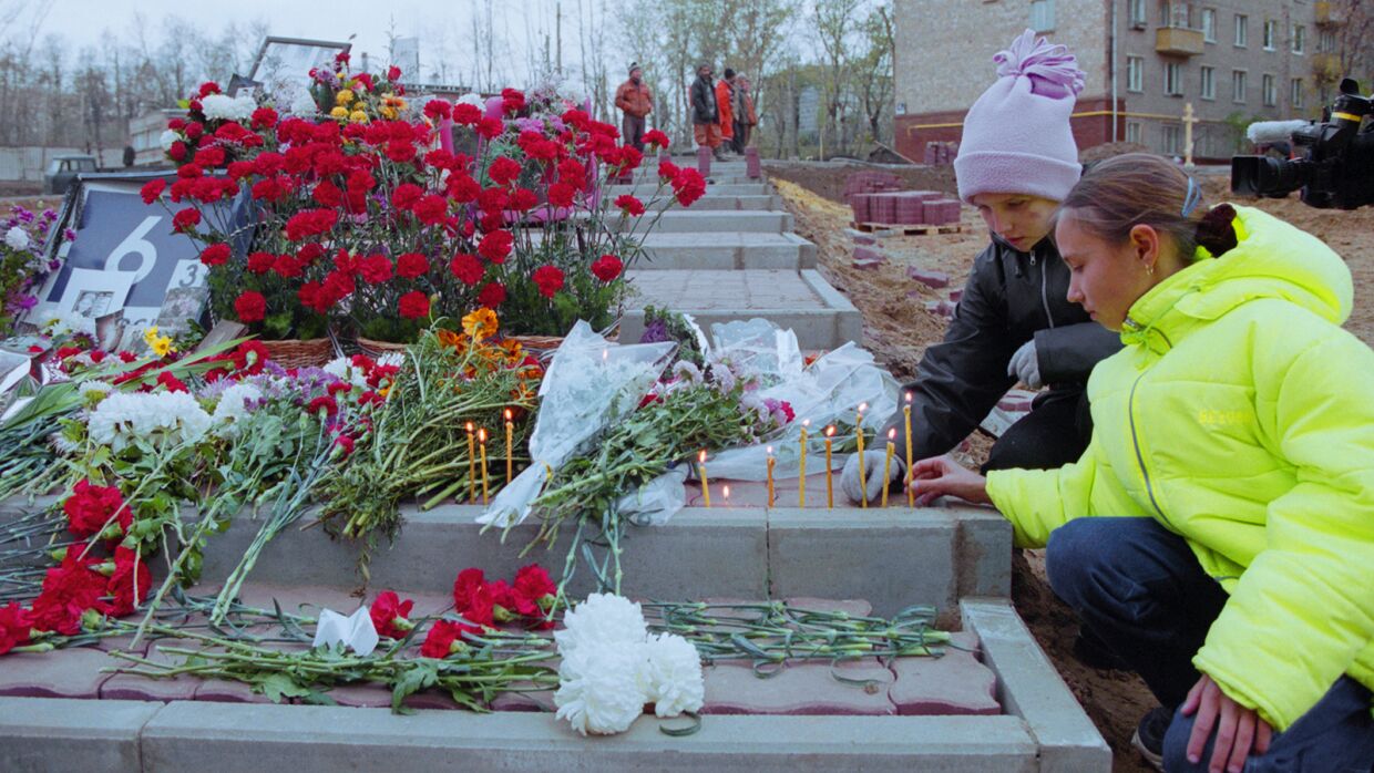 Когда закончится траур в россии. Теракт 13 сентября 1999 Москва. 13 Сентября 1999 Каширское шоссе. Мемориал жертвам на Каширском шоссе. Каширское шоссе взрыв 1999.