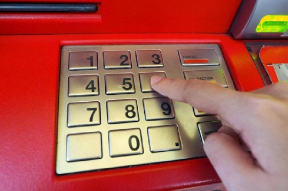 В Мичуринске 17-летнюю девушку обвиняют в краже денег с банковского счета знакомого