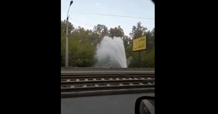 Мощный фонтан забил из-под земли рядом с проезжей частью в Новокузнецке