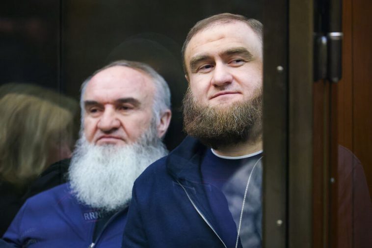 Экс-сенатора Арашукова и его отца приговорили к пожизненным срокам. В чем они виновны