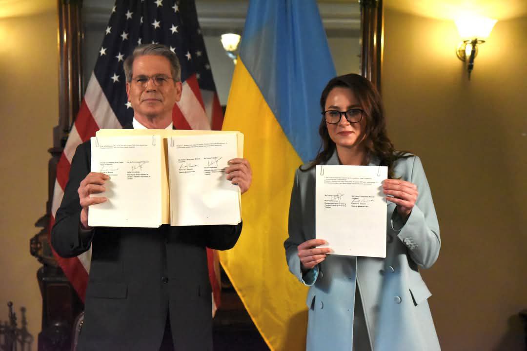 После длительных переговоров США и Украина подписали «исторические» соглашения о недрах и о создании...