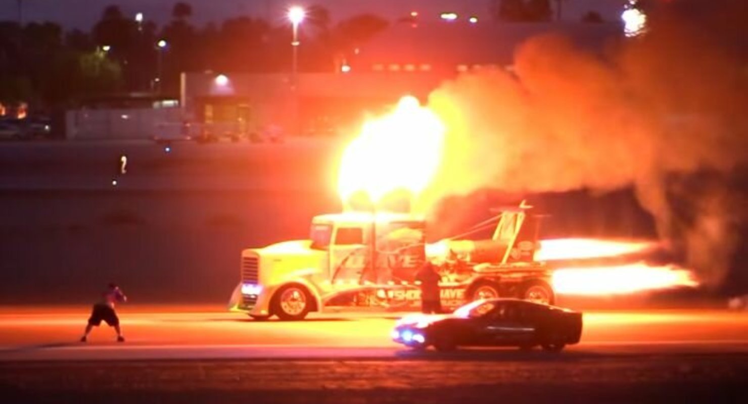 Посмотрите, как грузовики с реактивным двигателем легко разгоняются до 560 км/ч