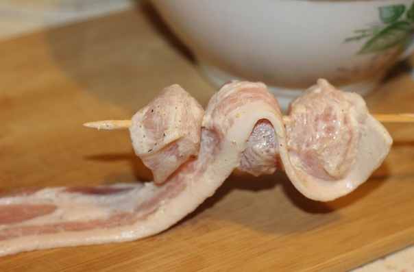 Куриные шашлычки в беконе Куриные шашлычки в беконе