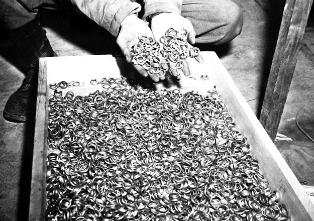 Кольца, отобранные у заключённых, переплавлялись в золотые бруски для швейцарских подвалов