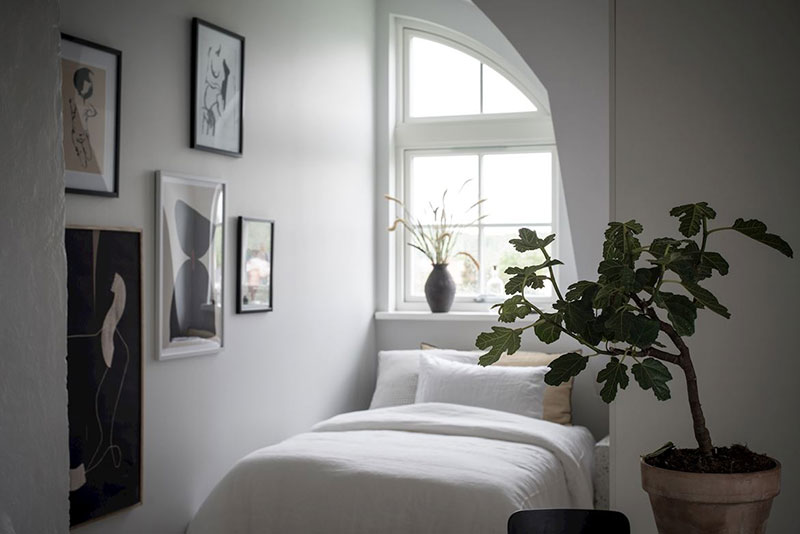 Небольшая, но светлая квартира-студия под крышей в Гетеборге Небольшая, но светлая квартира-студия под крышей в Гетеборге белый интерьер,Гетеборг,интерьер и дизайн,квартира,малометражка,мансарда,скандинавский стиль,студия