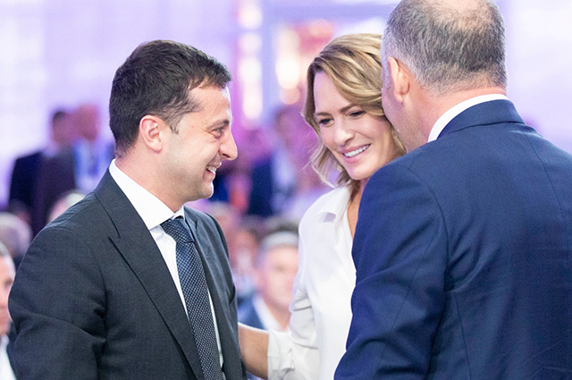 Владимир и Елена Зеленские встретились с Милой Кунис, Эштоном Катчером и Робин Райт в Киеве Новости