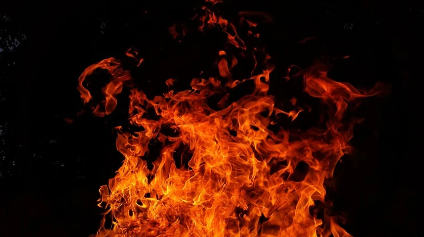 Женщина и двое детей погибли при пожаре в бараке под Новосибирском