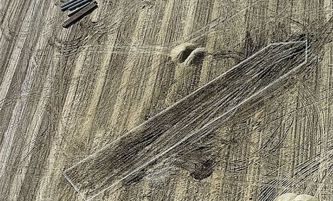 Фермер проверял поле и на глубине 10 метров случайно нашел корабль, который стоял под землей целиком Фермер проверял поле и на глубине 10 метров случайно нашел корабль, который стоял под землей целиком Культура