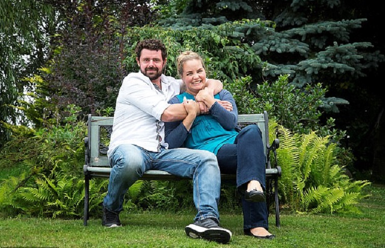 Девушка влюбилась в бомжа, проживающего под кустом — судьба сложилась неожиданным образом Девушка влюбилась в бомжа, проживающего под кустом — судьба сложилась неожиданным образом не всё так грустно