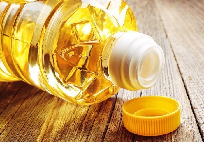 Масло растворит пластилин, а остатки можно стереть пеной для бритья или мыльным раствором / Фото: medaboutme.ru