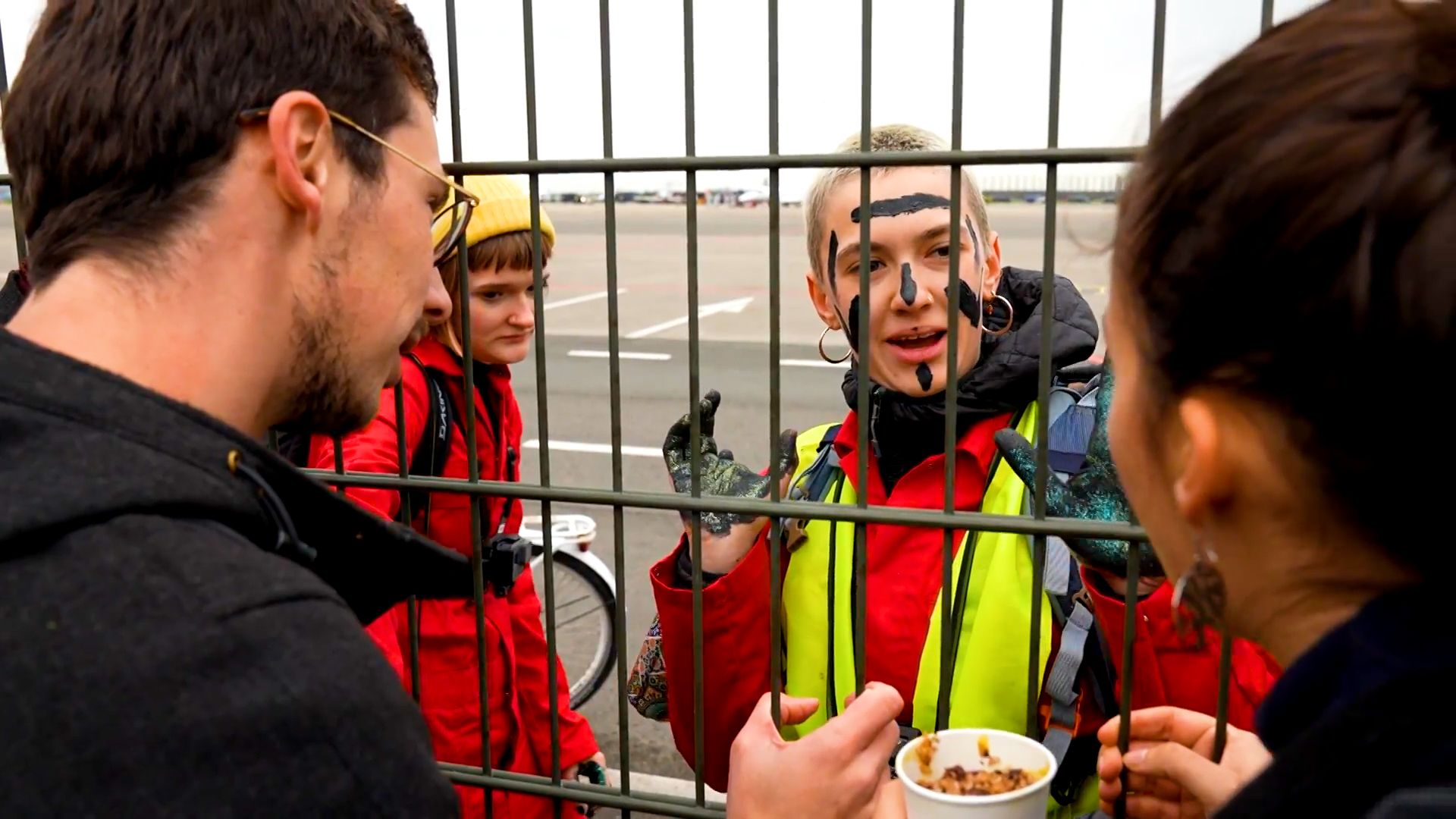 Мужа экс главы новой голландии задержали. Эко активисты. Радикальные экоактивисты. Протесты экологических активистов 2022. Задержание детей на митинге.
