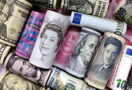 Доллар держится вблизи месячного максимума, в фокусе ответ ФРС на инфляцию