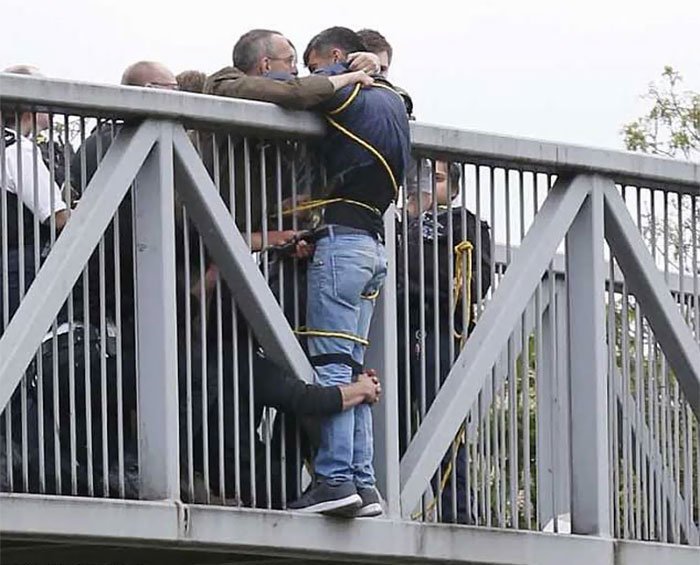 Прохожие на мосту спасают молодого человека, пытавшегося покончить с собой.