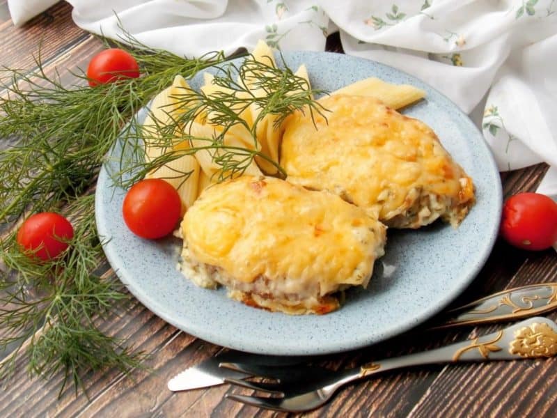 Биточки с сырной корочкой в духовке