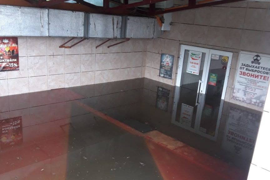 В Омске пиццерия «Кантанелло» уходит под воду — фото и видео изнутри