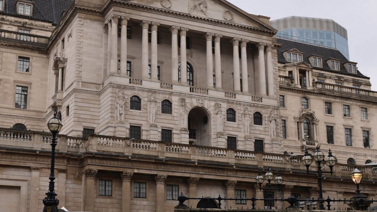 Банку Англии порекомендовали повысить ставки, чтобы справиться с инфляцией Весь мир