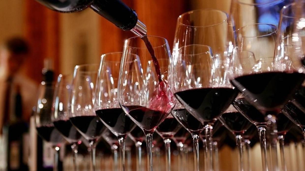 Эксперты Роскачества перечислили правила выбора качественного вина на новогодний стол