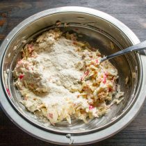 Насыпаем пшеничную муку, соль по вкусу