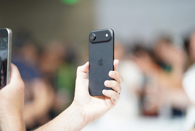 Так выглядит самый тонкий iPhone в истории. Живые фото iPhone 17 Air сразу после премьеры