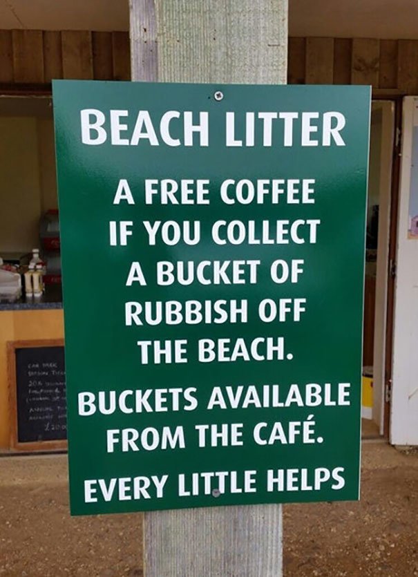 Пляжное кафе предлагает бесплатный кофе любому, кто соберет на пляже ведро мусора. Ведро можно получить в кафе идеи, необычно, нестандартно, нестандартные идеи, оригинально, оригинальные решения, проблемы, решения