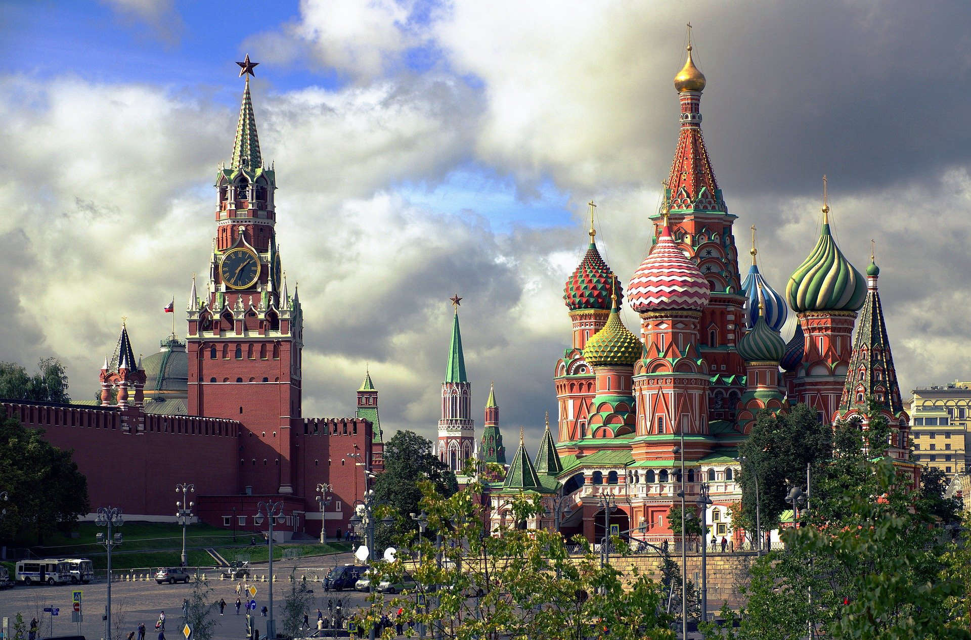 Большинство опрошенных россиян планируют провести майские выходные в Москве Общество