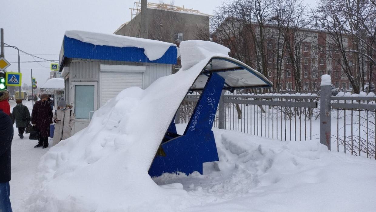 Снежная тула. В Перми обрушилась крыша. Много снега на крыше. Обрушилась крыша от тяжести снега. В Москве рухнула остановка под тяжестью снега.