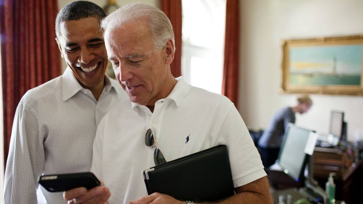 Решить проблемы со смартфоном Байдену помогает его дочь Эшли