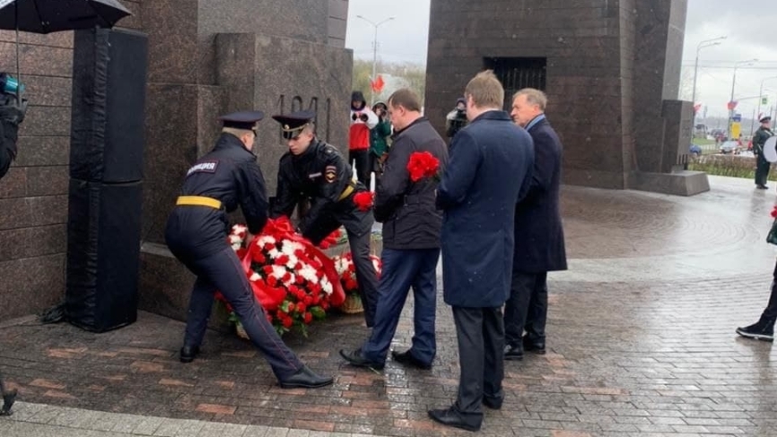 Депутат Вострецов почтил память героев Великой Отечественной войны в Красном Селе 