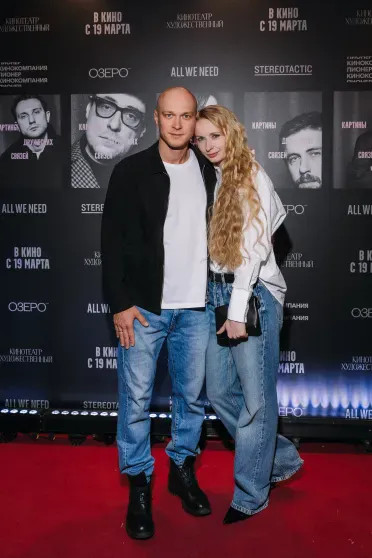 Юра Борисов с женой, Евгений Цыганов и Юлия Снигирь, Аглая Тарасова и Саша Бортич на премьере фильма 