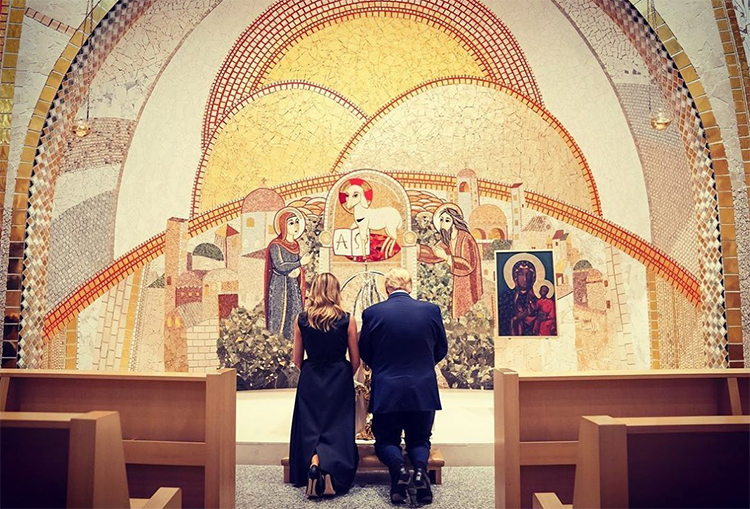 Очередной казус: Дональд Трамп попытался развеселить Меланию перед фотографами, но у него не получилось Дети,Дети знаменитостей