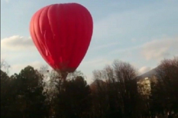 Воздушный шар  в горах под Сочи зацепился за деревья: на борту дети