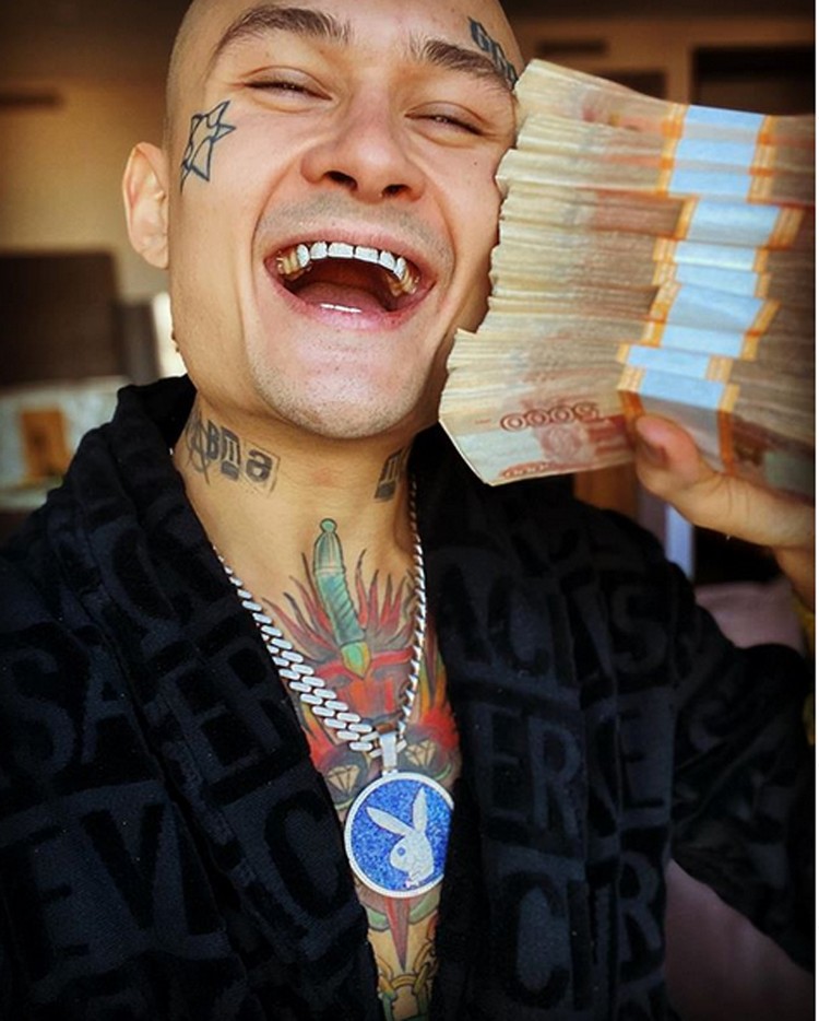 50 миллионов за клип, 5 миллионов за интервью, 3 миллиона за зубы: Самый популярный рэпер России Морегнштерн раскрыл заработки 