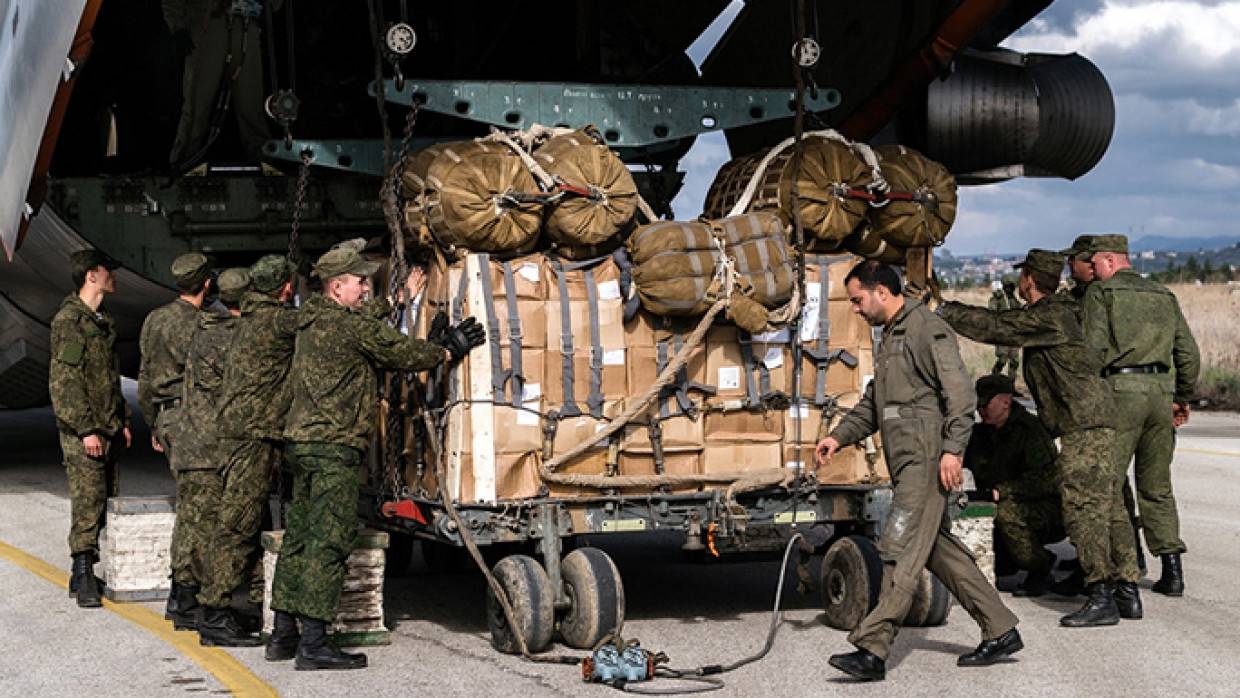 Российские военные вручили сирийским сиротам новогодние подарки